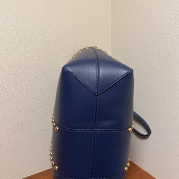 Tory Burch Block T Tote, Navy and Gold. - Picture 4 of 12